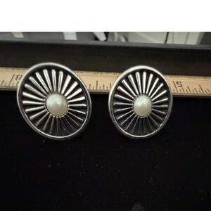 Vtg silver tone sunburst cufflinks with faux pearl center